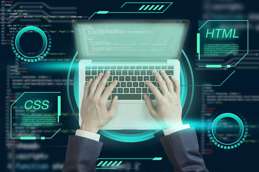 Pessoa no computador mexendo com as linguagens HTML e CSS