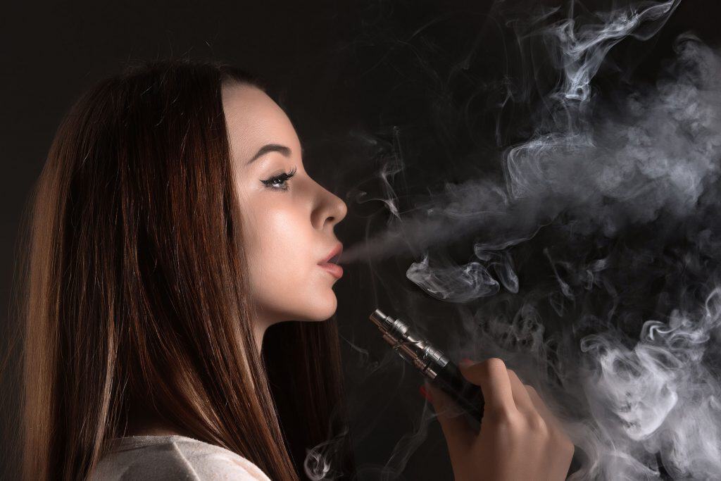 Mulher fumando cigarro eletrônico