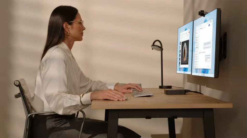 Mulher usando Windows 365 Link, PC que roda tudo na nuvem da Microsoft