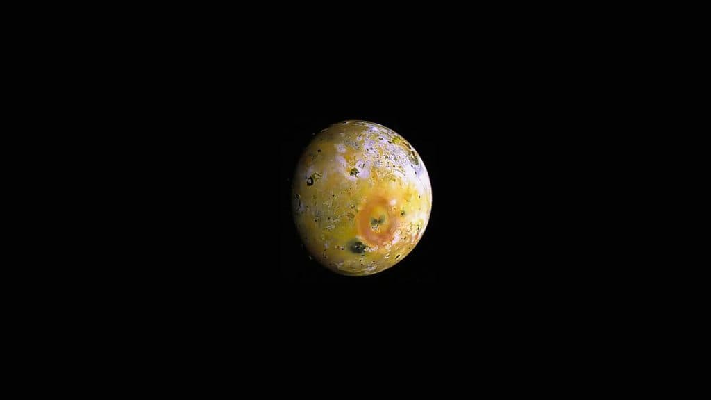 Possível exolua vulcânica explicaria gás incomum em planeta gigante Uma equipe internacional liderada pelo pesquisador Apurva Oza, do Instituto de Tecnologia da Califórnia (Caltech), nos EUA, anunciou uma forte candidata a exolua ao redor do planeta alienígena gigante WASP-39b, localizado a cerca de 700 anos-luz da Terra.  Io, uma das luas de Júpiter, vista do espaço