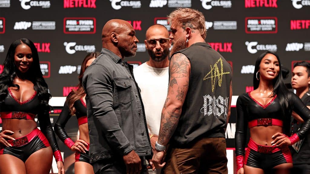 Mike Tyson e Jake Paul se encarando antes de luta transmitida pela Netflix