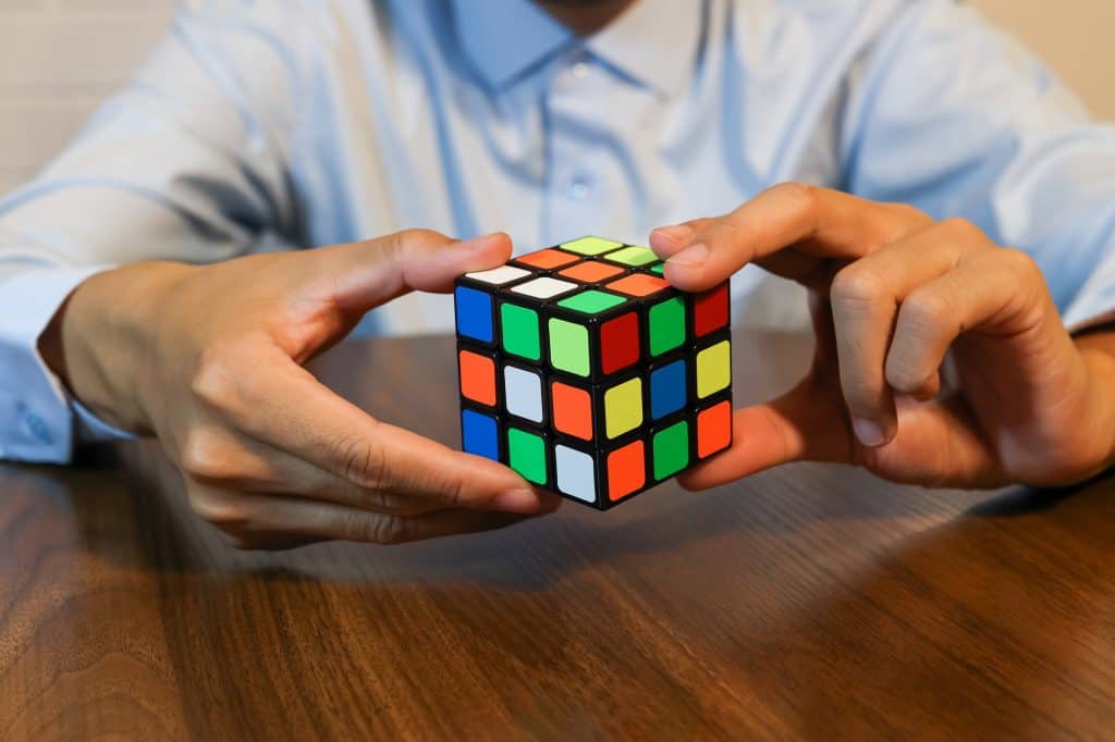 Cubo mágico nas mãos de uma pessoa