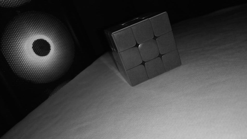 Cubo mágico em preto e branco