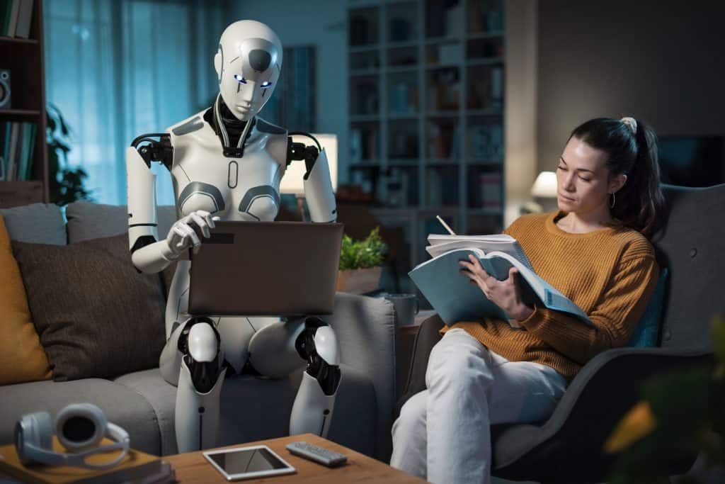 Robô e mulher escrevendo para ilustrar ferramentas de IA para humanizar textos
