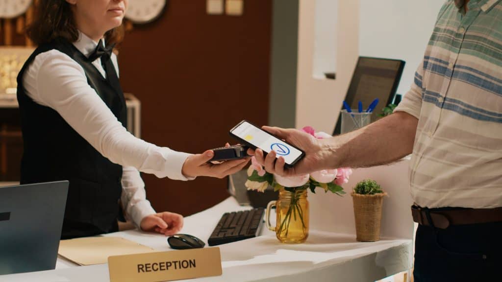 Pesquisadores descobrem brechas em pagamentos sem contato Um estudo liderado pela Universidade de Surrey, em parceria com a Universidade de Birmingham, ambas no Reino Unido, revelou que recursos de conveniência adicionados aos pagamentos sem contato (EMV) estão criando vulnerabilidades graves, permitindo transações não autorizadas de alto valor em alguns dos dispositivos mais modernos do mercado. Assim como com cartão de crédito, agora você pode fazer Pix por aproximação com seu celular