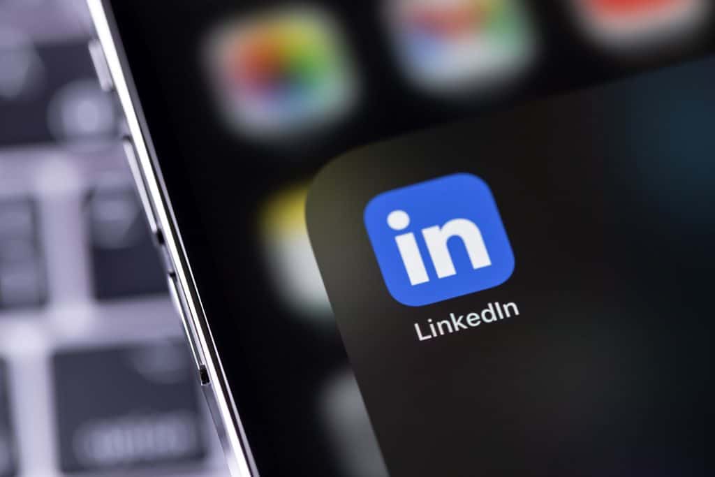 OpenAI anuncia plataforma para competir com o LinkedIn A OpenAI revelou estar desenvolvendo a OpenAI Jobs Platform, um serviço de contratação baseado em inteligência artificial que promete conectar empresas e trabalhadores de forma mais precisa. O lançamento está previsto para meados de 2026, segundo a empresa. OpenAI anuncia plataforma para competir com o LinkedIn