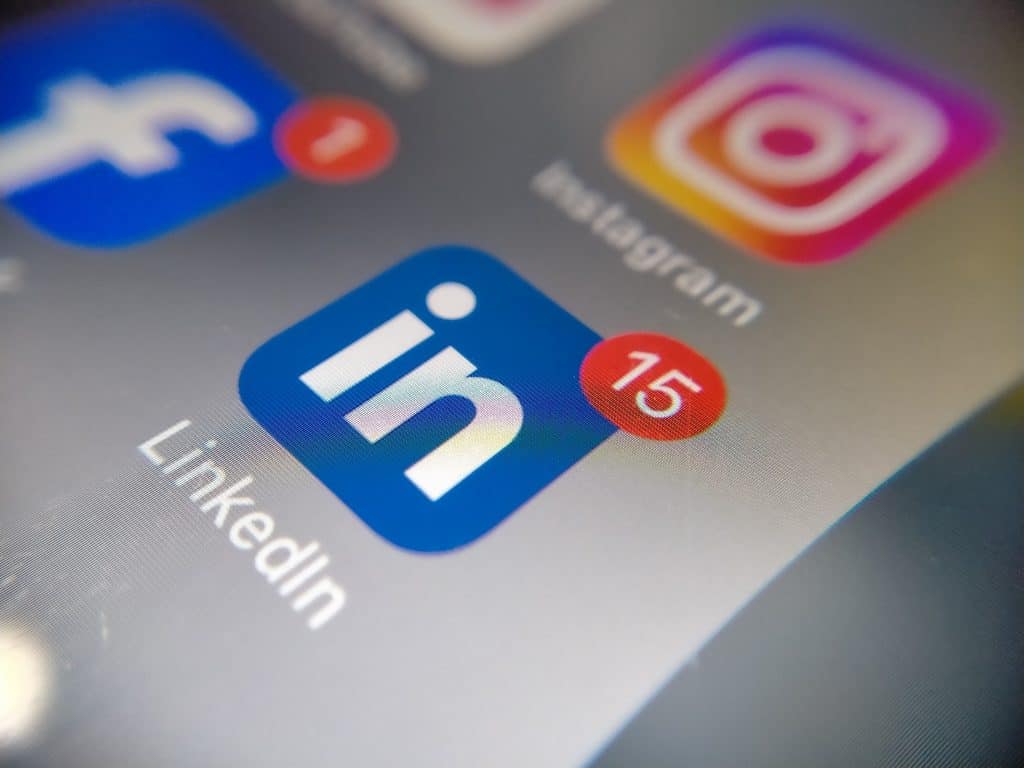 LinkedIn anuncia recurso para combater golpes com vagas falsas A busca por um emprego não é nada fácil. Ainda mais quando existem criminosos tentando se aproveitar da situação para promover golpes. Para combater este problema, o LinkedIn criou novas medidas de segurança. LinkedIn anuncia recurso para combater golpes com vagas falsas