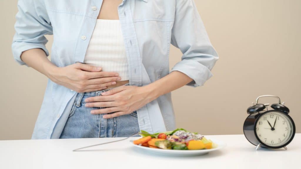 Conceito de jejum intermitente, Close-up no relógio e pessoas sentindo fome esperando o momento de comer durante a sessão de dieta de jejum intermitente/ shutterstock - Foto Colaborador P Pormezz