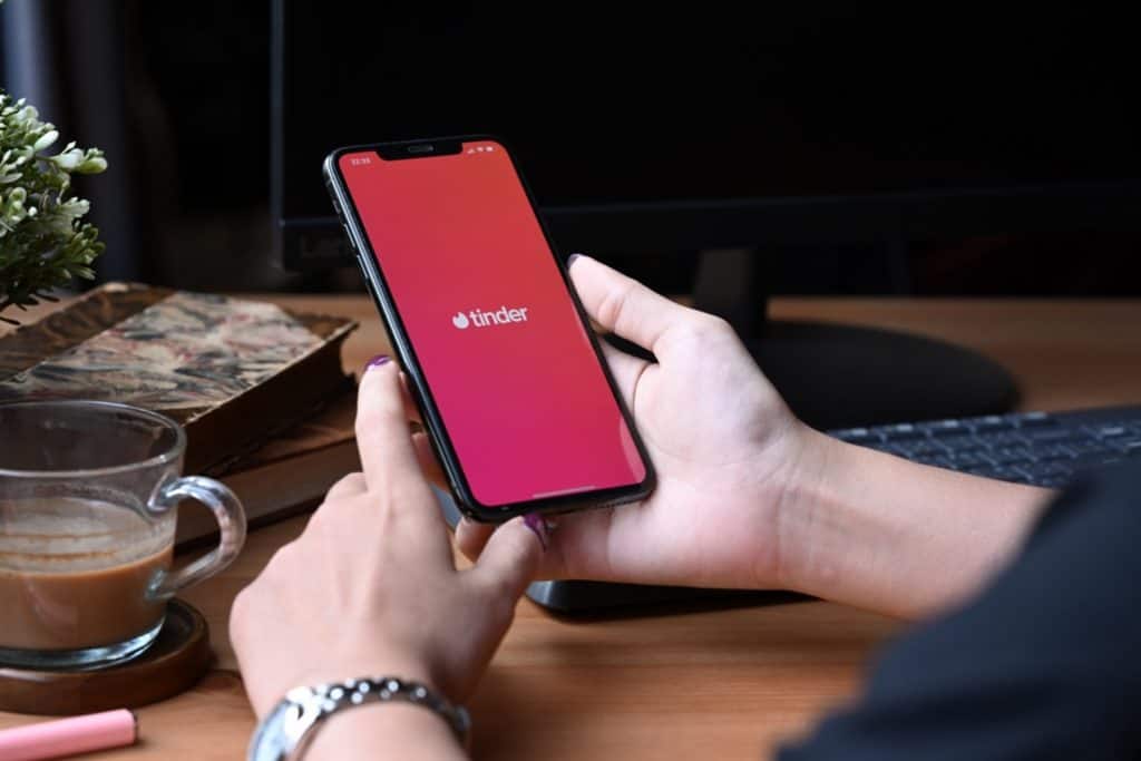 Tinder lança novos modos para turbinar encontros O Tinder está reformulando seu aplicativo para reter usuários e aumentar o engajamento, lançando novos modos de interação e uma tela inicial renovada. A ideia é oferecer mais opções de conexão adaptadas a diferentes perfis, interesses e intenções de namoro. Tinder lança novos modos para turbinar encontros