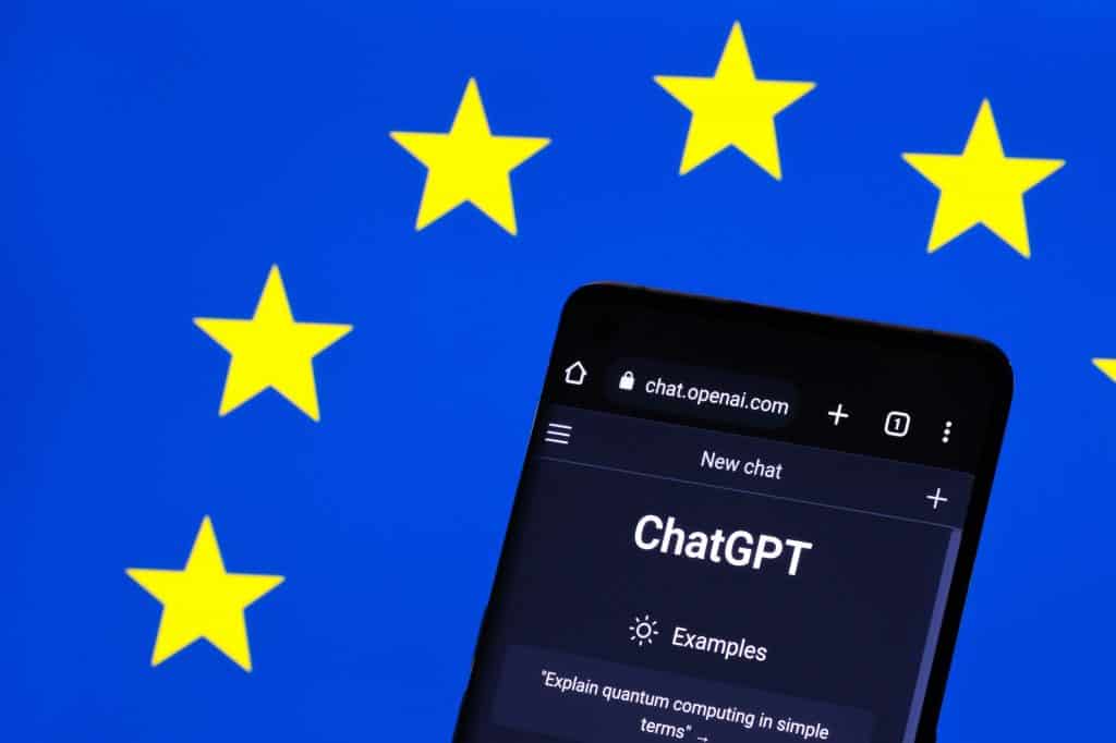 Bandeira da União Europeia com o logo do ChatGPT em um smartphone