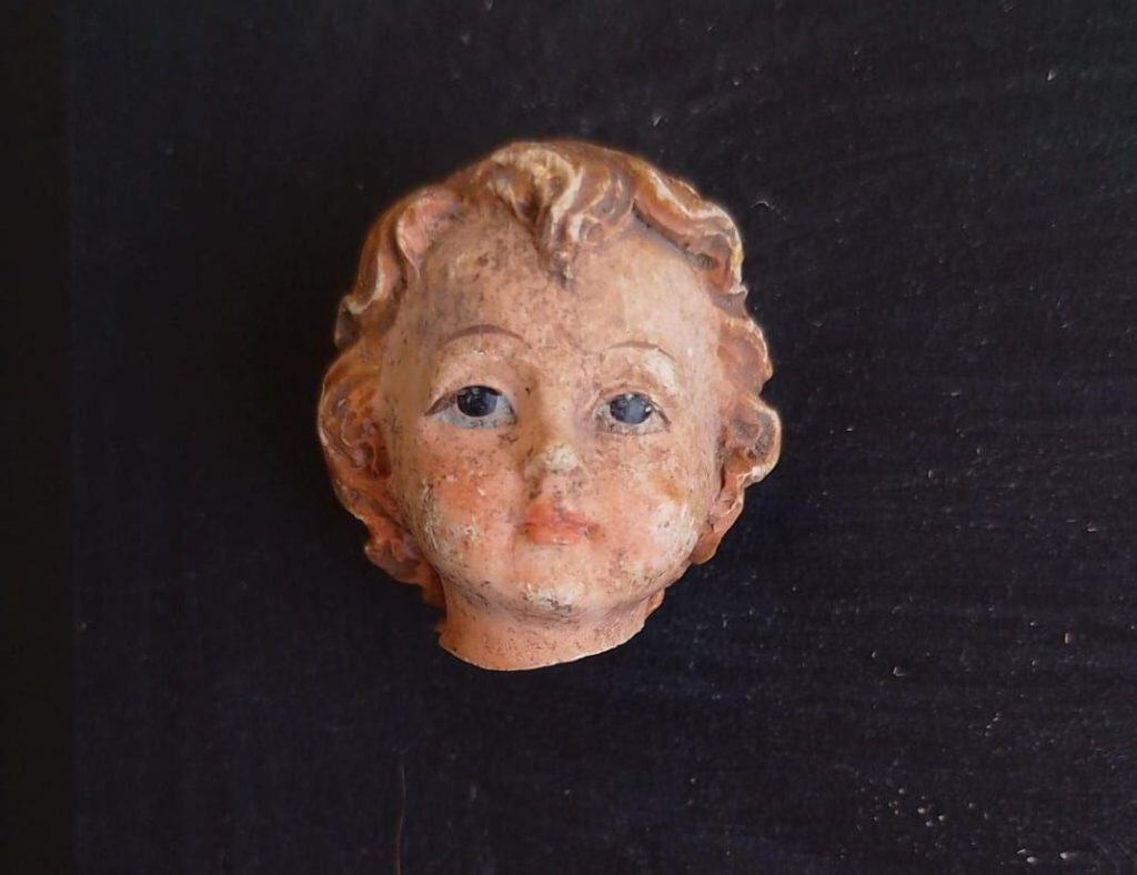 cabeça de boneco ou anjo encontrada em escavação