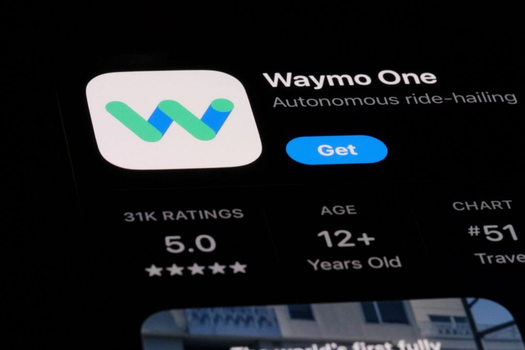 Mesmo com avanços, a Waymo fez recall de 3.067 robotáxis após relatos envolvendo ônibus escolares no Texas.