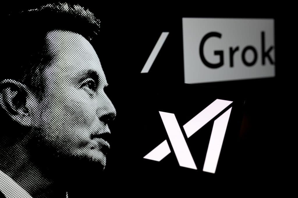 Elon Musk ao lado dos logos do Grok e da xAI