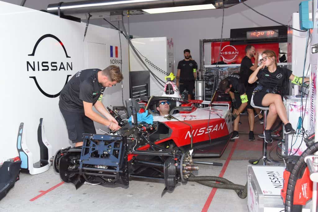 Montagem do carro de Fórmula E da Nissan