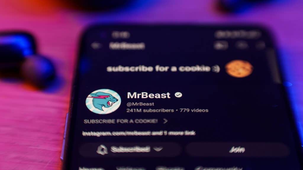 Página inicial do canal do youtuber Mr. Beast aberta num celular