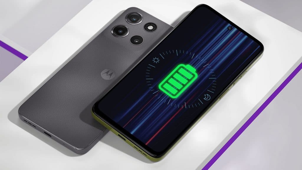 Dois modelos do celular Moto G15 da Motorola, um em cima do outro, com destaque na tela para bateria