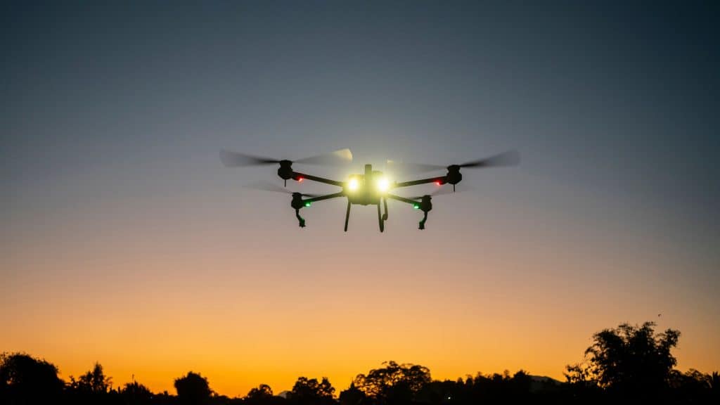 Seu hambúrguer chega voando? Drones prometem revolucionar delivery O delivery de comida, antes restrito aos grandes centros urbanos, está prestes a alcançar quem mora em lugares mais afastados. Uma startup norueguesa, a Aviant, está na vanguarda dessa revolução, usando drones para levar refeições fresquinhas a ilhas e regiões que antes não tinham acesso a esse serviço. Drone voando no céu durante crepúsculo