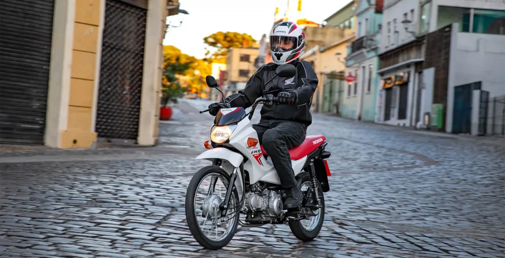 Pessoa na moto Honda Pop 110i ES