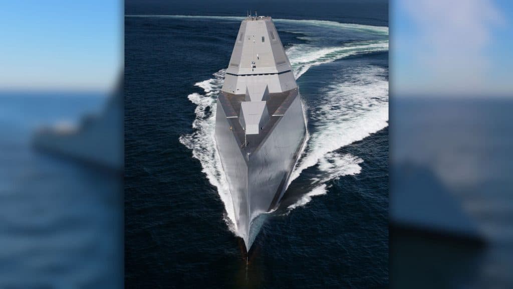 Navio stealth da classe USS Zumwalt, dos Estados Unidos, no oceano