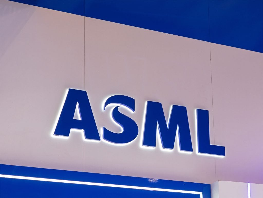 Logo da ASML em uma fachada