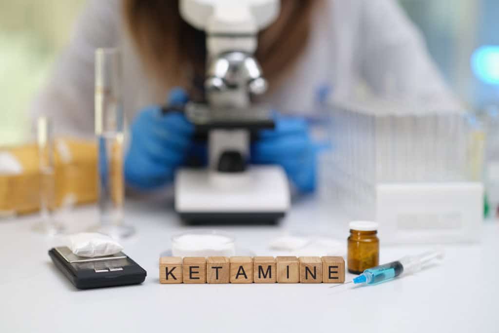 O que é a cocaína rosa? Entenda os riscos que ela representa à saúde Nos últimos anos, emergiu no mercado de drogas uma substância apelidada de cocaína rosa (também chamada de pink cocaine, tusi, tucibi, tuci, entre outros). O nome sugere uma variação da cocaína tradicional, mas na prática raramente contém cocaína pura. Trata-se de uma mistura imprevisível de substâncias psicoativas, muitas delas sintéticas. Cientista investiga cetamina presente em pó branco