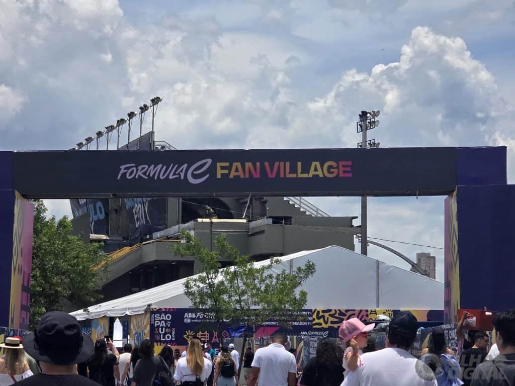 Placa anunciando a Fórmula E no Brasil, com o sambódromo no fundo