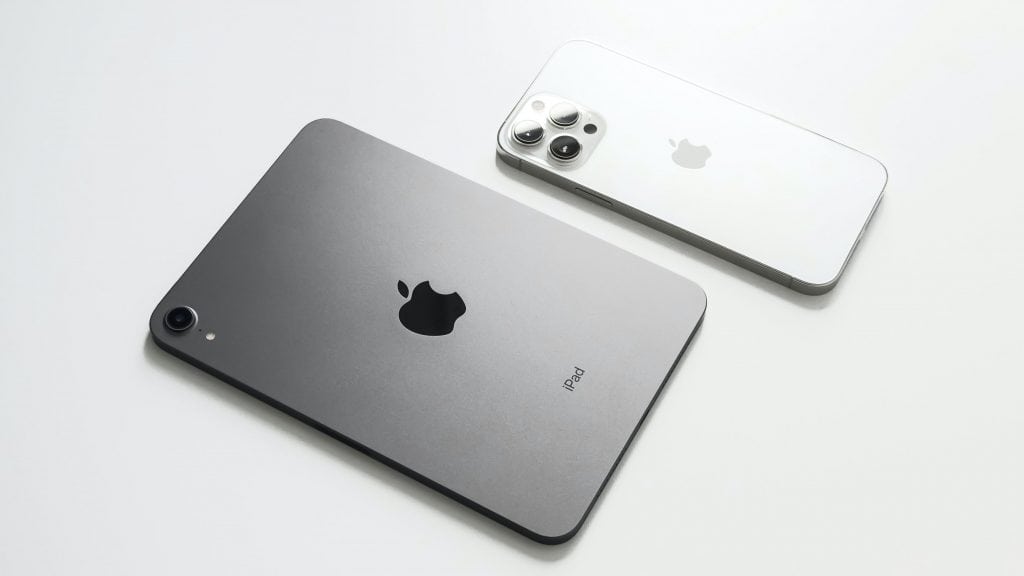 iPad ao lado de iPhone Pro