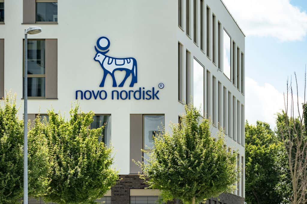Justiça atende Novo Nordisk e prorroga patente da liraglutida A Justiça Federal em Brasília (DF) acatou um pedido da Novo Nordisk para ampliar a patente da liraglutida, princípio ativo dos medicamentos Victoza e Saxenda — canetas usadas por pacientes com diabetes e também com fins de emagrecimento. A decisão, da qual ainda cabe recurso, estende o período de exclusividade em oito anos, cinco meses e um dia, valendo até 2033. novo nordisk