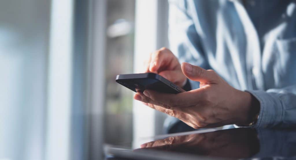 Tem um iPhone? Confira 4 funções secretas do botão de volume que muitos desconhecem Você sabia que os tradicionais botões de volume, presentes no lado esquerdo dos modelos de iPhone, possuem outras funções interessantes além de aumentar ou diminuir o som? Pois é, a seguir, vamos mostrar 4 funcionalidades secretas que são possíveis de realizar em seu aparelho utilizando apenas esses componentes. Pessoa segurando um celular