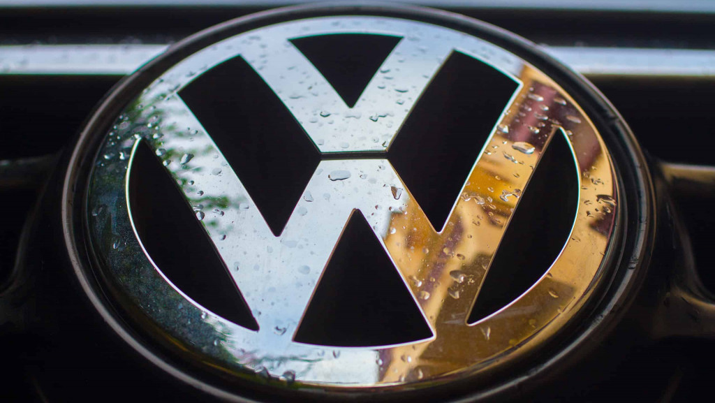 Logo da Volkswagen molhado em um carro