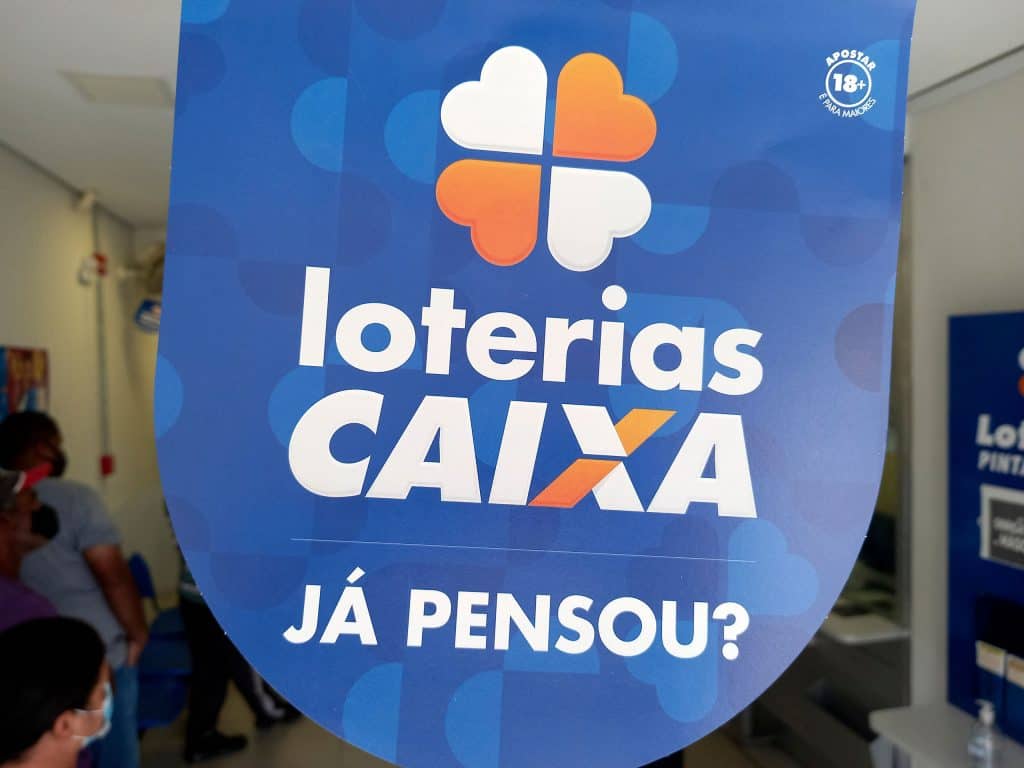 Como mudar o limite de apostas na Loterias Caixa e fazer um jogo com valor maior A plataforma Loterias Caixa, disponível no site e no aplicativo oficial, permite que o usuário faça apostas em diversos tipos de sorteios, como Mega-Sena, Quina, Lotofácil e Mega da Virada. E para garantir a segurança dos apostadores, a Caixa estabelece um limite diário de apostas que vale para todo apostador cadastrado. Muitos usuários buscam ajustar esse valor para apostar mais, especialmente em concursos especiais. Placa de publicidade escrito: "Loterias Caixa, Já Pensou?"