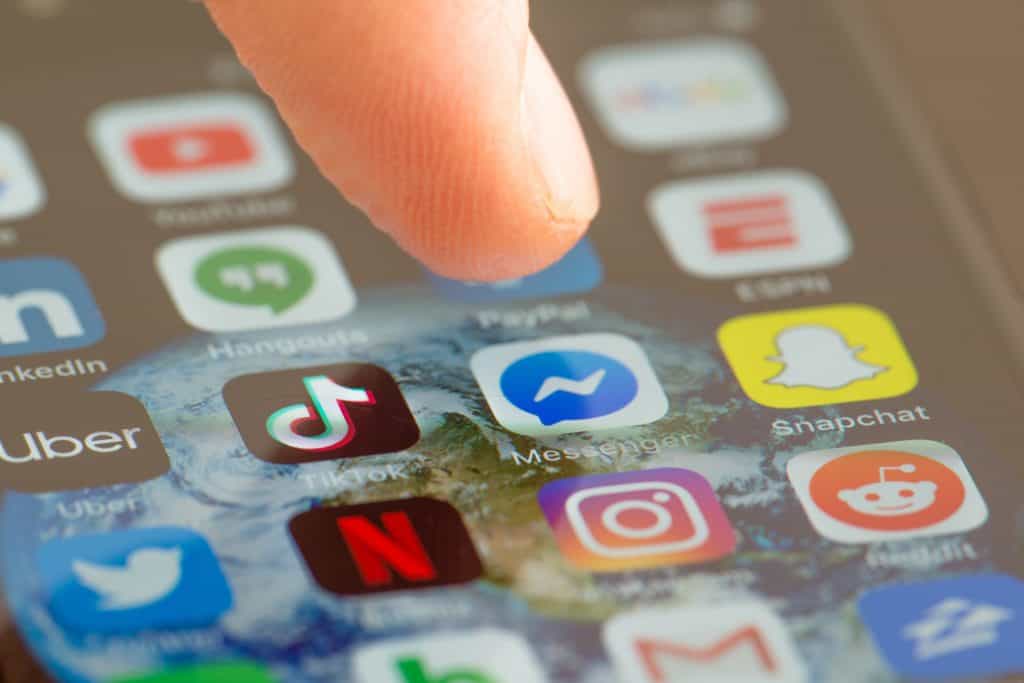 App do Messenger em um smartphone e um dedo humano acima dele