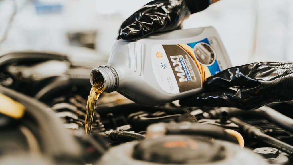aplicação de óleo em motor