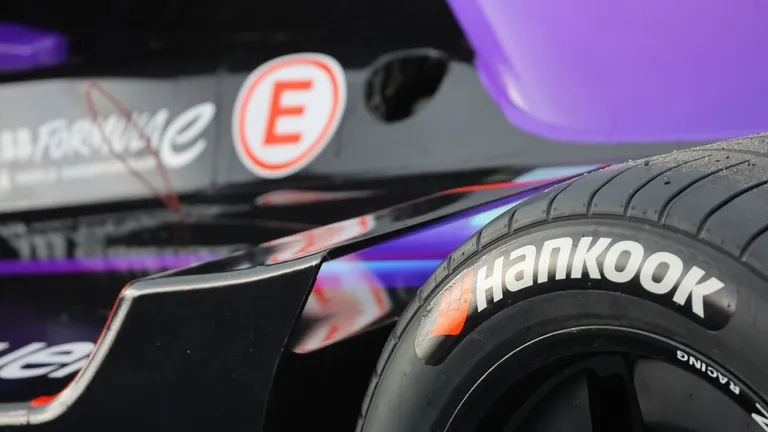 Detalhe do pneu de um carro da Fórmula E