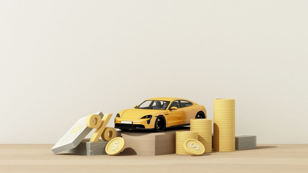 Carro conceito com moedas e dinheiro, imposto sobre veículos e financiamento, seguro de carro e empréstimos para automóveis, conceitos que economizam dinheiro nas compras de carros. sobre fundo de mesa de madeira. renderização 3D.