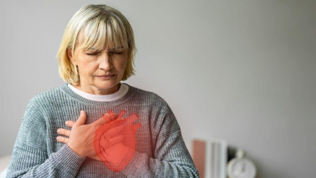 Mulher idosa com dor no peito sofrendo de um ataque cardíaco, saúde e medicina, saúde do coração, ataque cardíaco, dia mundial do coração, doença cardiovascular, conceito de seguro e hospital.
