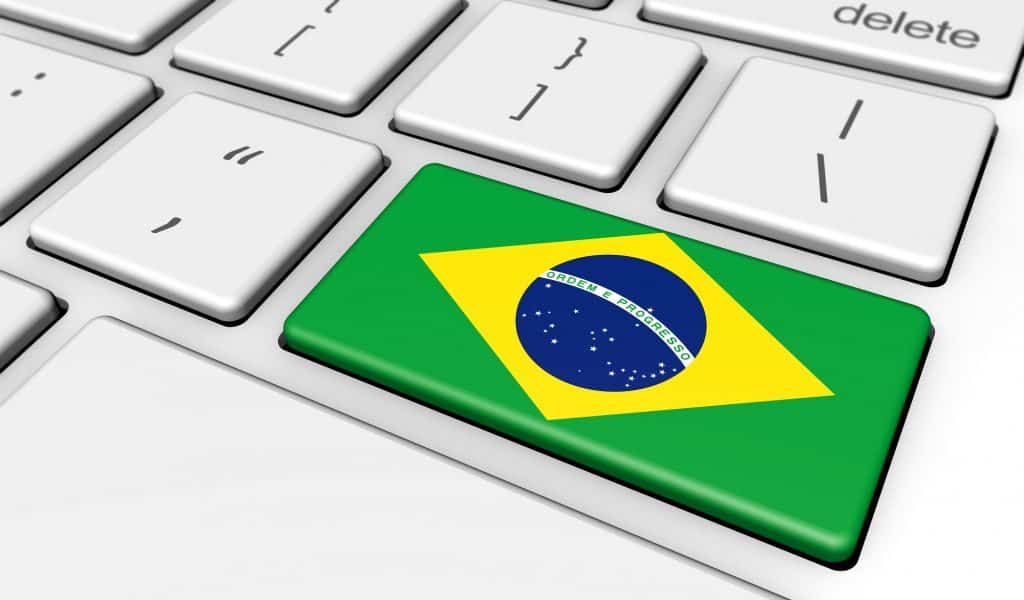 teclado de computador com uma tecla com a bandeira do brasil