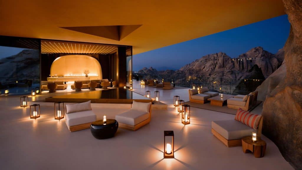Parte interna de um quarto do Desert Rock, hotel nas montanhas da Arábia Saudita, com vista panorâmica