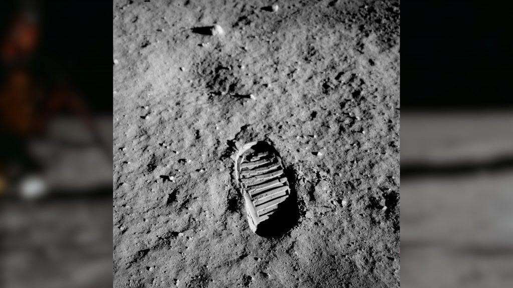 Pegada de astronauta deixada em solo da Lua