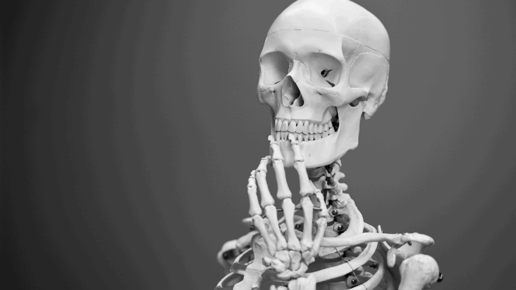 Como pesquisadores descobrem sexo e idade de esqueletos? Entenda Determinar sexo e idade de esqueletos é um dos maiores desafios da arqueologia e da ciência forense. Quando os ossos são descobertos, eles se tornam uma espécie de arquivo biológico no qual a estrutura óssea revela pistas sobre quem foi aquela pessoa, quantos anos viveu e até como morreu. Embora pareça algo saído de um filme policial, a metodologia é técnica, minuciosa e baseada em décadas de pesquisa comparativa. Como pesquisadores descobrem sexo e idade de esqueletos? Entenda