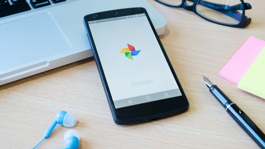 Plano de armazenamento ilimitado do Google Fotos chega ao fim O Google Fotos, serviço de armazenamento em nuvem da gigante de tecnologia, marcou época ao oferecer espaço ilimitado para backup de fotos e vídeos. Porém, após anos de ajustes e cortes, a última assinatura que ainda incluía essa opção foi descontinuada. As informações são do portal 9to5Google. celular com google fotos