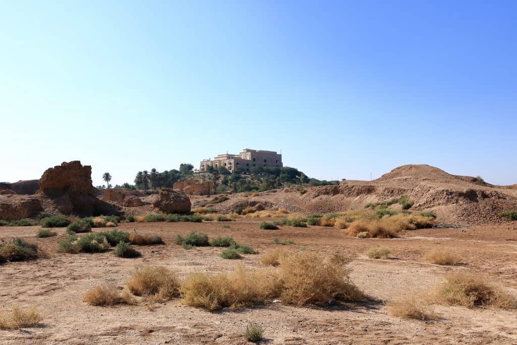 Ruínas da Babilônia e o palácio de Saddam Hussein