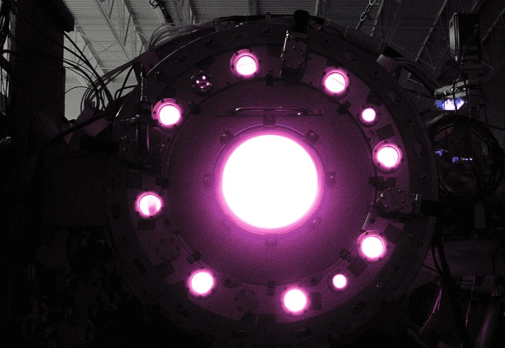 Energia de fusão nuclear pode se tornar realidade nesta década – e a Microsoft sai ganhando A Helion quer tornar a energia vinda da fusão nuclear uma realidade comercial muito em breve. A empresa assinou um acordo com a Microsoft para fornecer eletricidade à big tech em menos de três anos. Reator nuclear Polaris, da Helion
