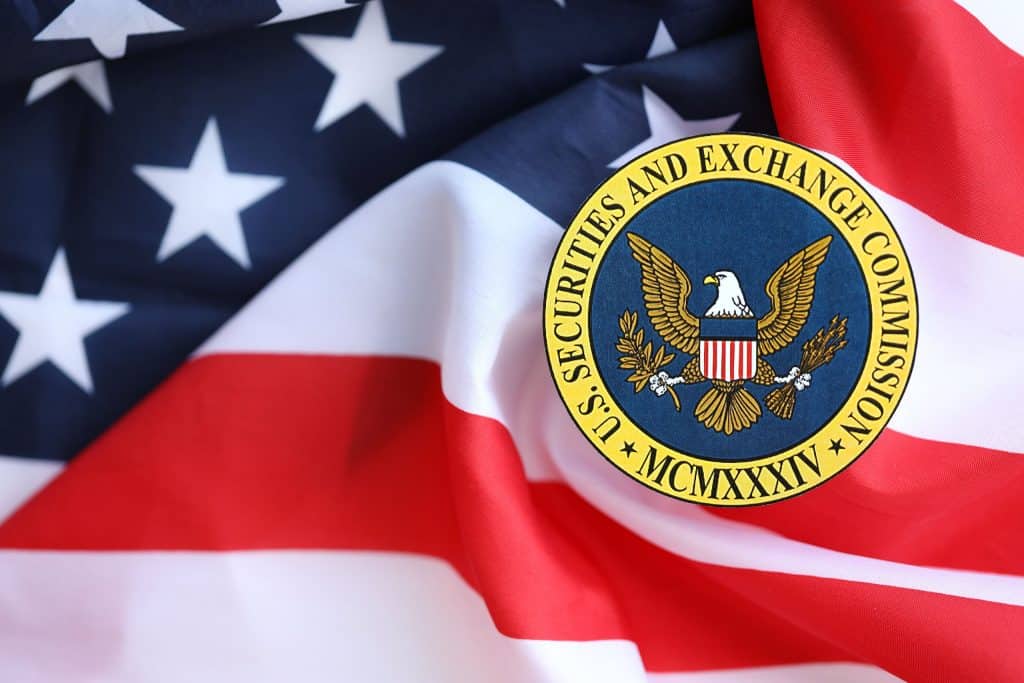 Logo da SEC com a bandeira dos EUA ao fundo