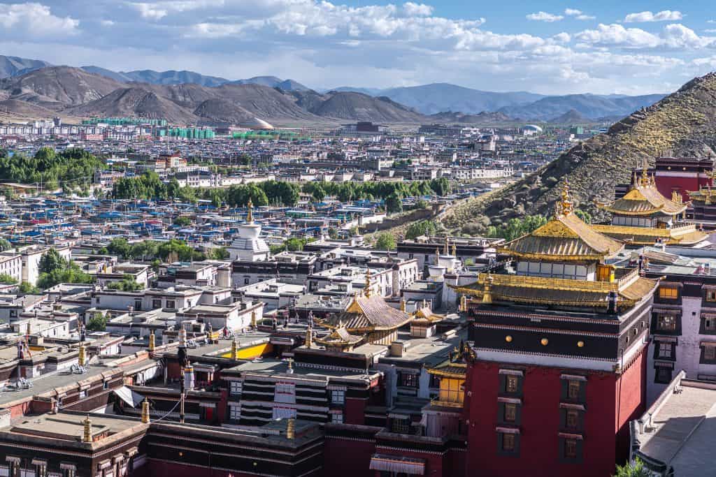 Terremoto no Tibete deixa dezenas de mortos e provoca destruição Um terremoto de grande magnitude atingiu a região montanhosa do Tibete (China) na manhã desta terça-feira (7), deixando pelo menos 32 mortos, segundo informações da mídia estatal chinesa. Vista panorâmica de Shigatse
