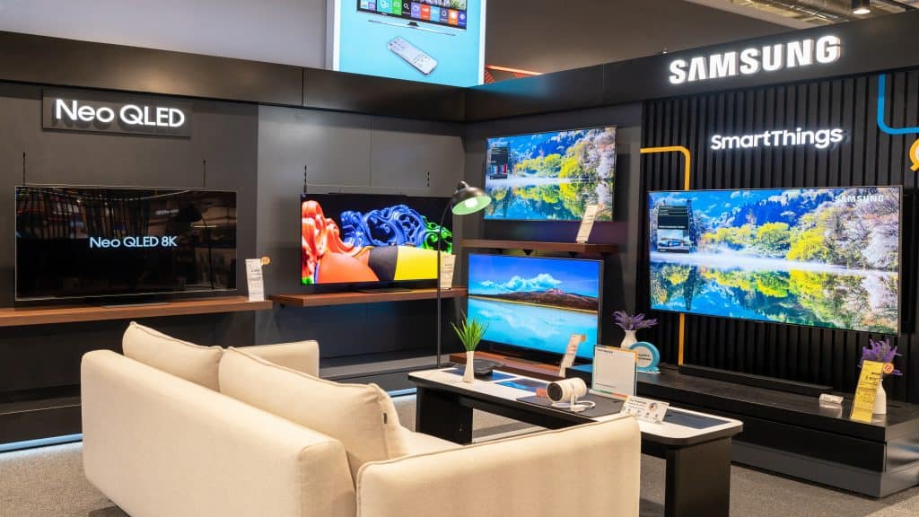 Logotipo da Samsung e TVs dentro da loja de eletrônicos. Minsk, Bielorrússia, 2023