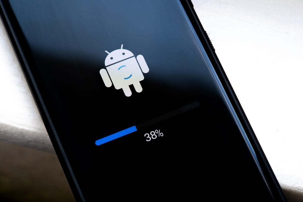 Atualização de telefone Android em andamento, tela de carregamento, close-up do display do smartphone. Atualizando o firmware do dispositivo móvel, conceito de atualização de software, objeto de perto.