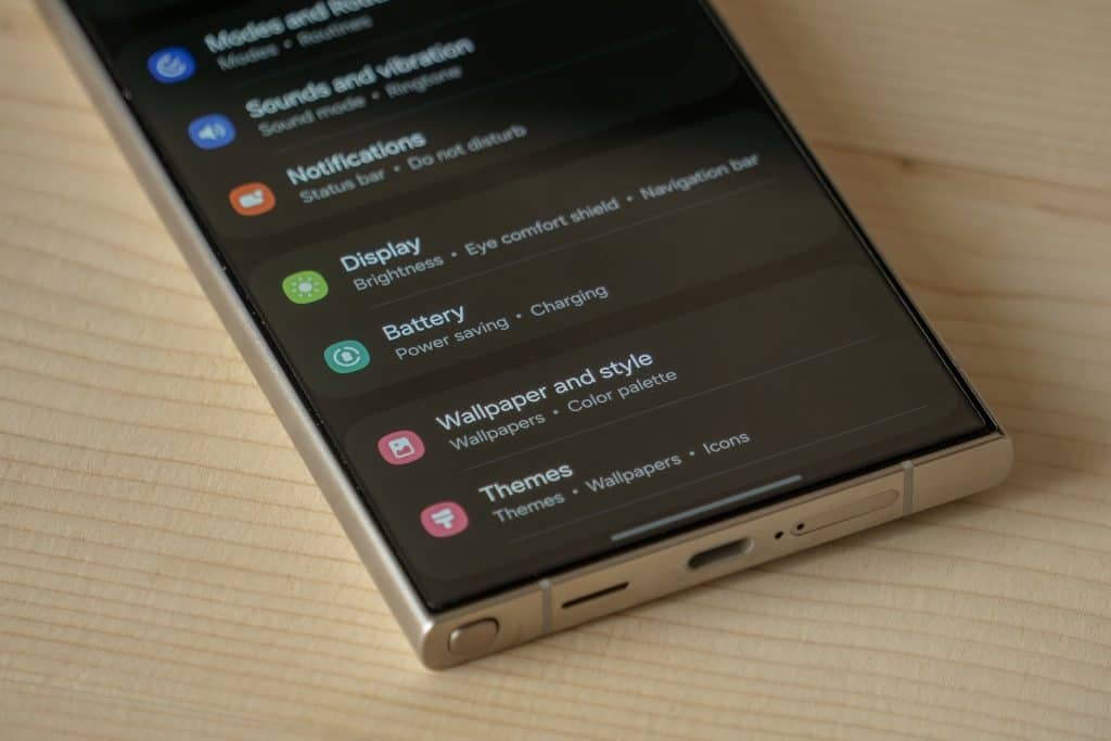 Close-up do menu de configurações do Samsung S24 Ultra, mostrando opções de conexão e configurações do sistema. Perfeito para conceitos de tecnologia e interface móvel.