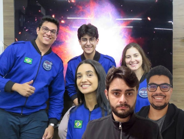 Estudantes brasileiros brilham e vencem desafio global da NASA Três equipes brasileiras estão entre as dez vencedoras do NASA Space Apps Challenge 2024, o maior hackathon do mundo, que busca soluções inovadoras para desafios na Terra e no espaço. A competição reuniu mais de 93 mil participantes de 163 países, e os nossos estudantes se destacaram entre milhares de projetos. Estudantes brasileiros brilham e vencem desafio global da NASA