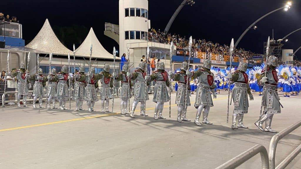 São Paulo, SP, Brasil - 19 de fevereiro de 2023: Membros da Escola de Samba "Morro da Casa Verde" participam do Desfile das Escolas de Samba no Sambódromo do Anhembi, durante o Carnaval 2023 em São Paulo, Brasil.